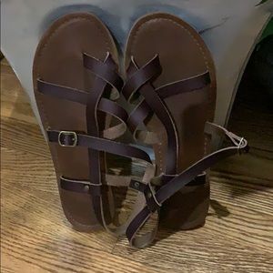 Sandals with criss-cross